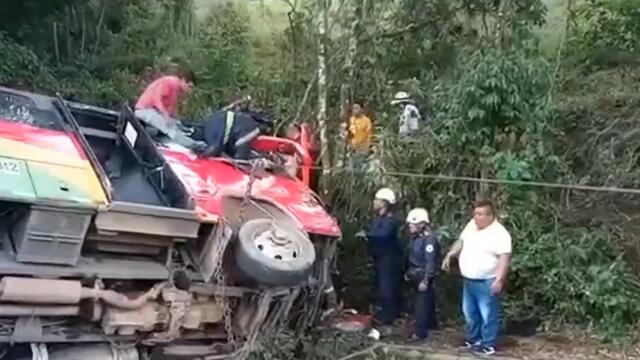 Bus se chocó tras quedarse sin frenos en Bituima: una persona murió y varias resultaron heridas Bus se chocó tras quedarse sin frenos en Bituima: una persona murió y varias resultaron heridas