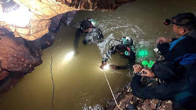 Tras 6 días, no se apagan esperanzas de encontrar vivos a 12 niños y entrenador en Tailandia Tras 6 días, no se apagan esperanzas de encontrar vivos a 12 niños y entrenador en Tailandia