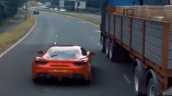 24299_Carro se mete por debajo de un camión // FOTO: Fotocaptura Youtube 24299_Carro se mete por debajo de un camión // FOTO: Fotocaptura Youtube