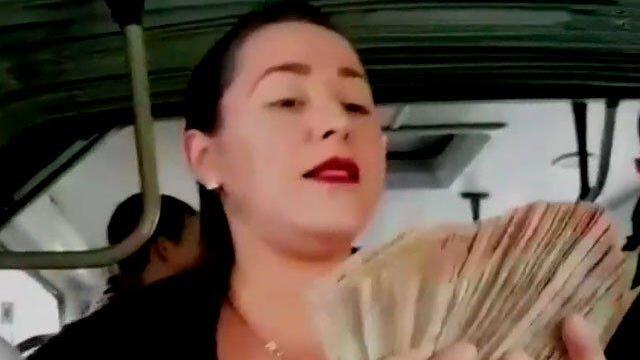 En pleno Transmilenio, venezolanos cambian bolívares de alta denominación por unas cuantas monedas
