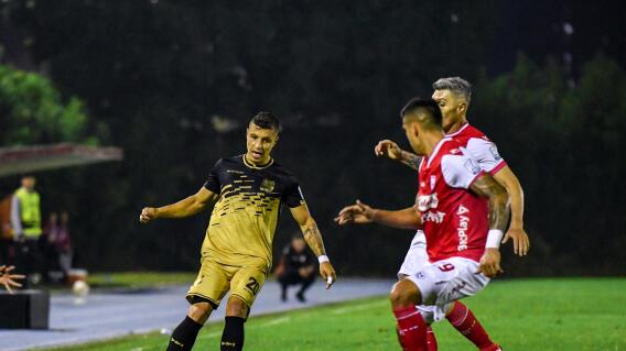 Acción de juego en el duelo entre Águilas Doradas vs. Santa Fe, por Liga. Acción de juego en el duelo entre Águilas Doradas vs. Santa Fe, por Liga.