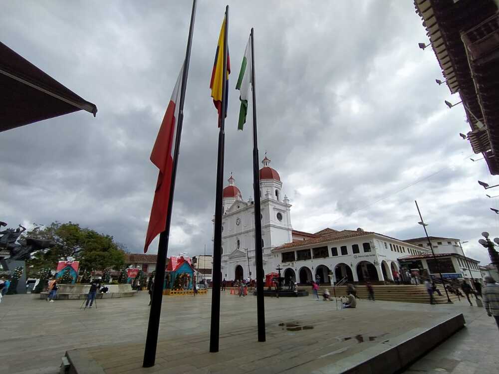 Bandera a media asta en Rionegro.jpeg