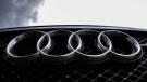 Logo de Audi en primer primerísimo plano.