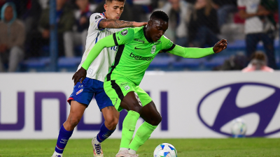 Acción de juego en el duelo entre Nacional de Uruguay vs. Atlético Nacional.