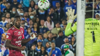 William Cuesta en duelo con el Deportes Tolima, por Liga.