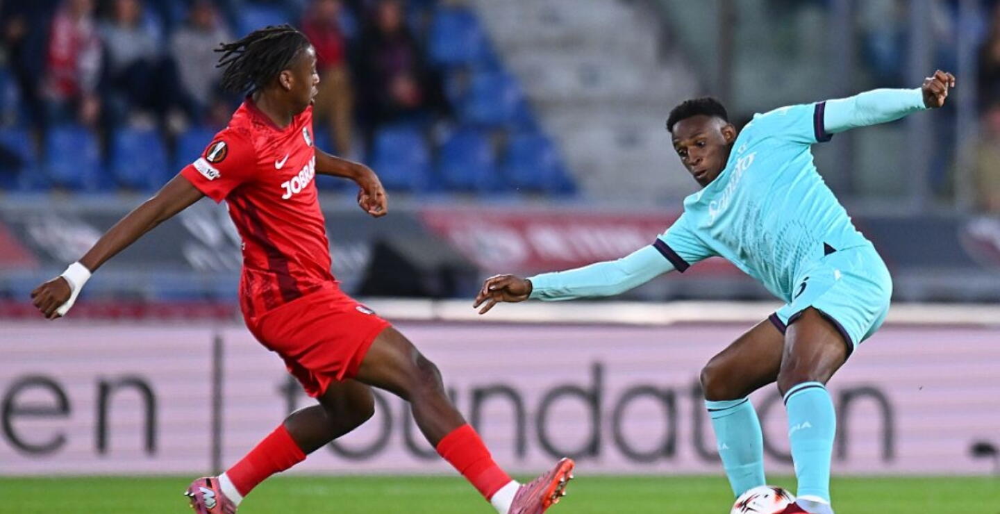 Jhon Lucumí (der.) en acción de juego con Bolonia en la Europa League.