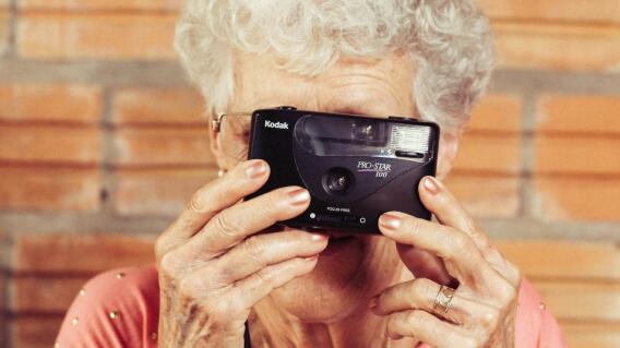 Los 10 pasatiempos de la 'vieja escuela' que los abuelos amaban y hoy son de tendencia