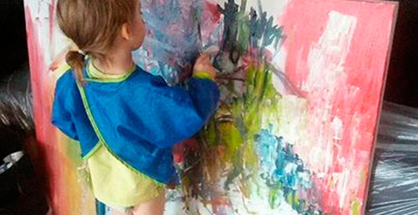 La pequeña Eve da rienda suelta a su talento.