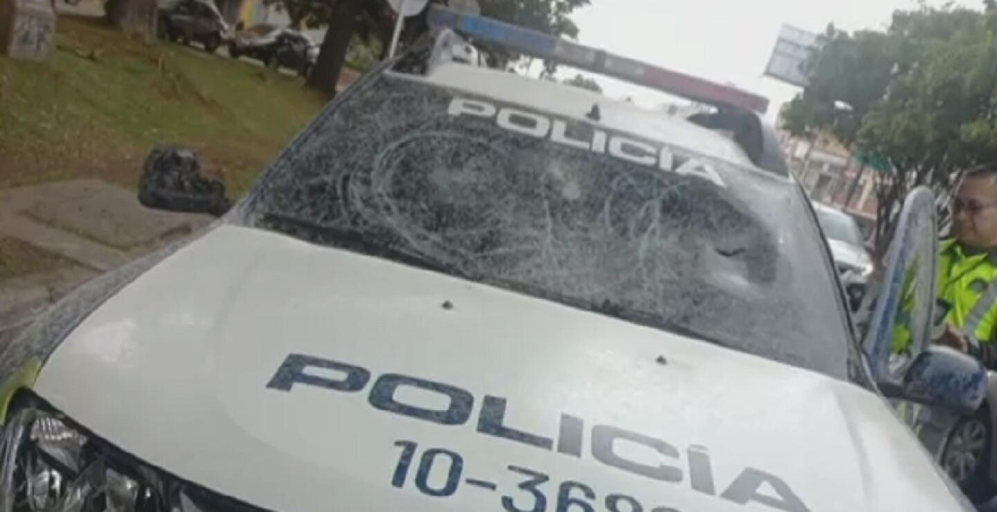 Así quedó una de las patrullas atacadas por encapuchados frente a Universidad Nacional, en Bogotá