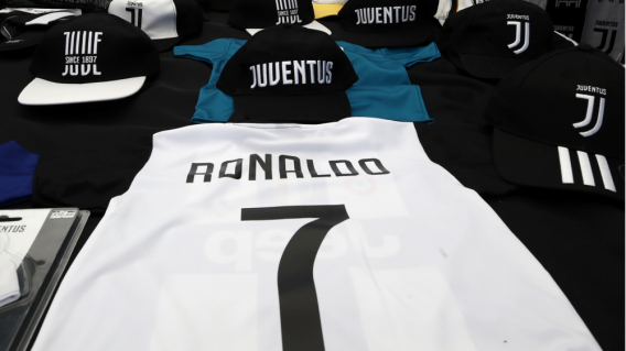 310727_Foto: camiseta de Cristiano Ronaldo en la Juventus/AFP