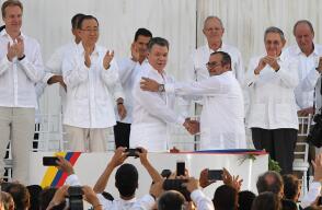 270340_Juan Manuel Santos y Rodrigo Londoño / Foto: AFP
