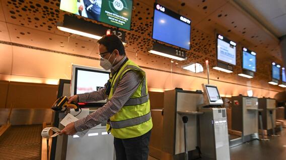 373795_Medidas de bioseguridad en El Dorado // Foto: AFP