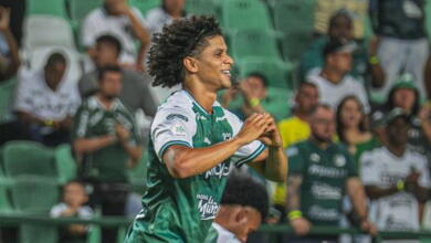 Eduard Bello celebra uno de los goles que marcó con Deportivo Cali al Cúcuta Deportivo. 