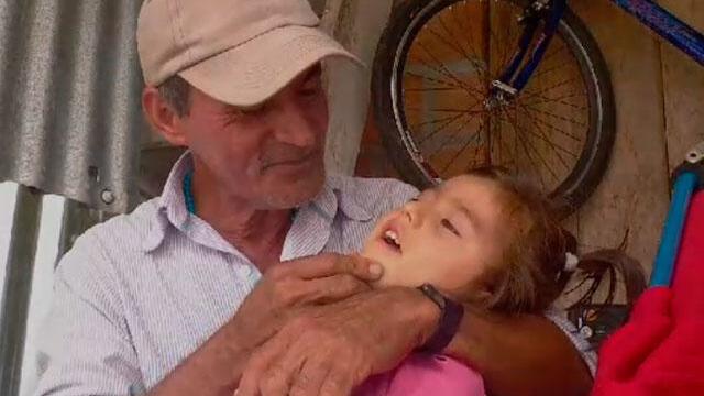 A punta de jugo de caña, este abuelo quiere recuperar lo que la avalancha de Mocoa se llevó