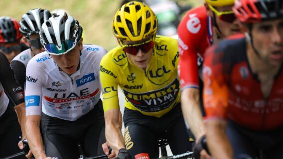 Tadej Pogacar y Jonas Vingegaard batallando en la etapa reina del Tour de Francia 2023 Tadej Pogacar y Jonas Vingegaard batallando en la etapa reina del Tour de Francia 2023