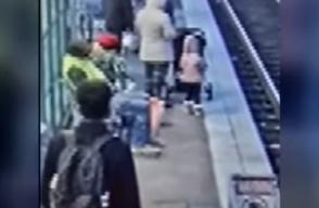 Mujer empuja a niña a las vías del tren