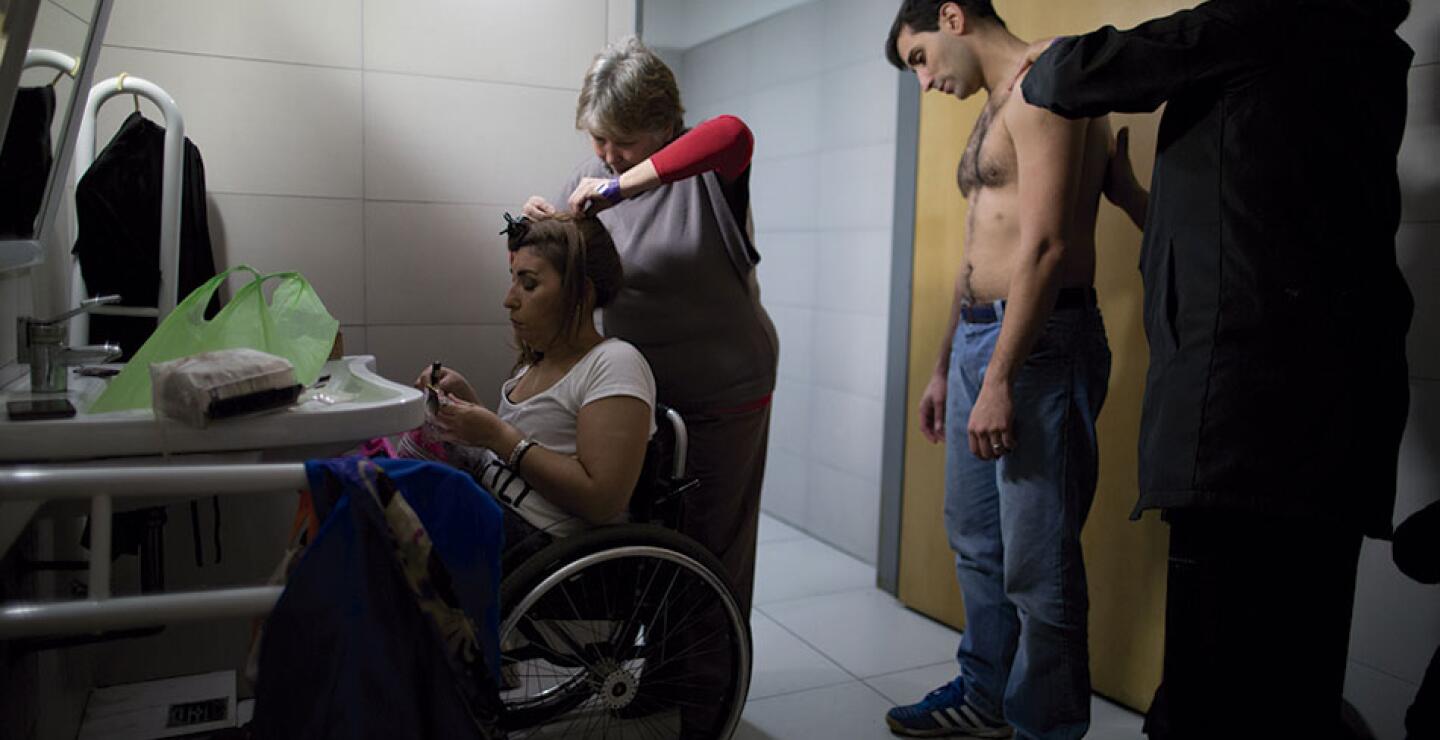 La bailarina contó que no tiene recuerdos sin su silla de ruedas, a la que está unida desde los dos años a causa de un accidente de tránsito que la dejó paralítica. Comenzó a bailar de niña y ahora lo hace profesionalmente en la Compañía de Danzas sin