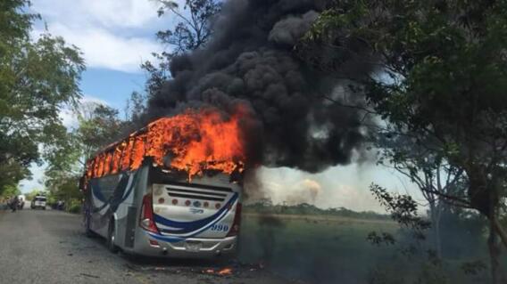 298928_BLU Radio. Bus incinerado en Arauca / Foto: Noticias Fontecha