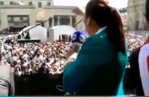 291390_Blu Radio/ Periodista Castalia Pascuel en Plaza de Bolívar. Foto: Twitter