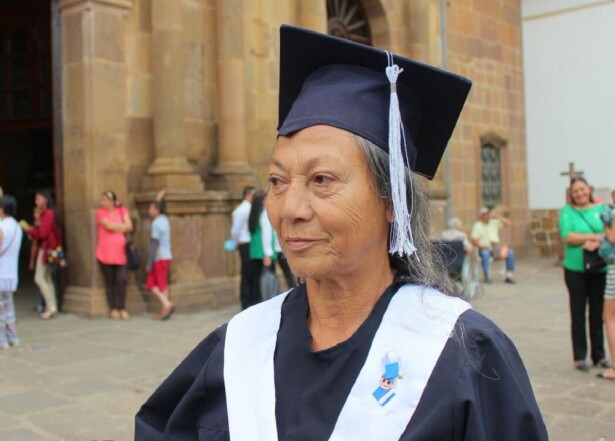 273120_Foto Luz Marina recibió su título de bachiller a los 76 años- Gobernación de Santander