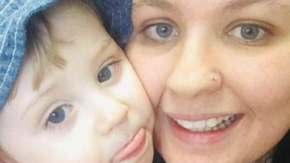 Naomi Winfield y su hijo 