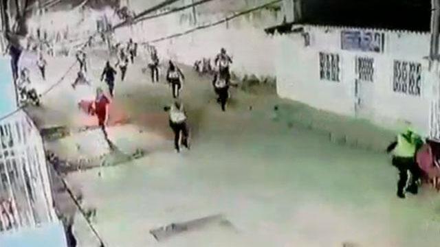 Tremenda gresca entre comunidad y policías en Barranquilla