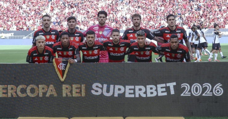 Jorge Carrascal en la formación del Flamengo contra Corinthians por la Supercopa de Brasil. 