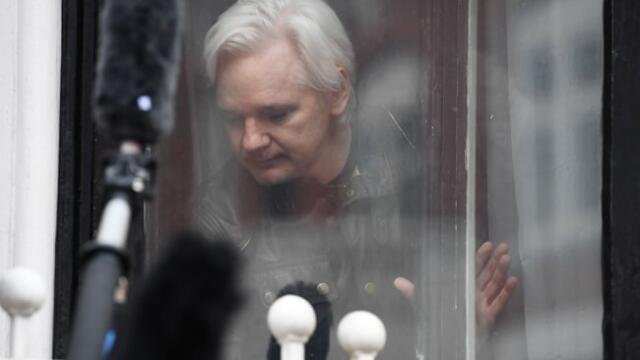 Policía británica detiene a Julian Assange en embajada de Ecuador en Londres Policía británica detiene a Julian Assange en embajada de Ecuador en Londres