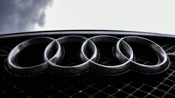 Logo de Audi en primer primerísimo plano. Logo de Audi en primer primerísimo plano.