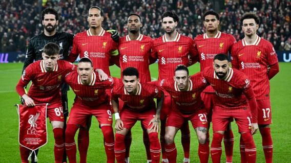 Darwin Núñez en la formación de Liverpool en un juego en la temporada. 