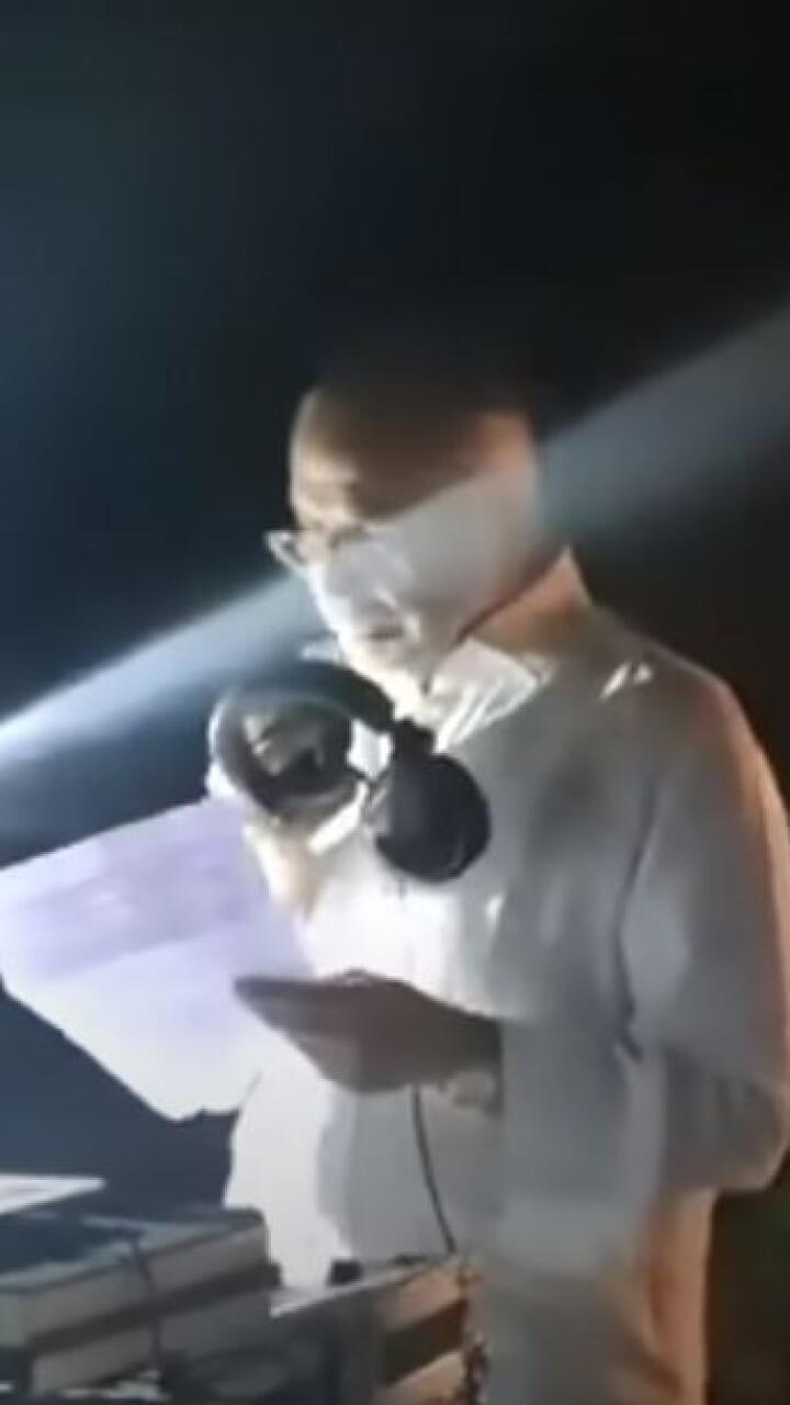 En medio de fiesta de compromiso, empresario expuso a su novia infiel: “Querida, sé lo enamorada que estás de él”