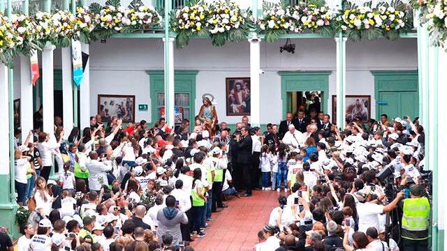 “Ver sufrir a los niños hace mal al alma, ellos son los predilectos de Jesús”, el papa en Medellín