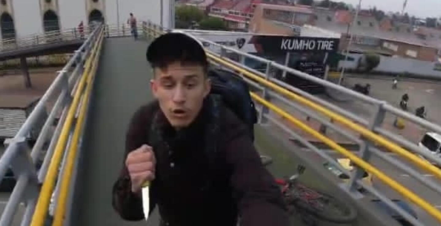 Así le robaron a joven su patineta eléctrica en un puente en Bogotá: lo pararon con cuchillo