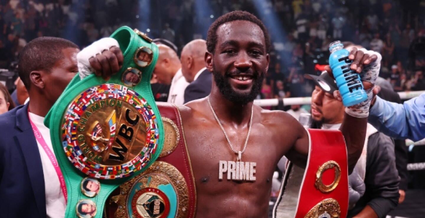 Terence Crawford, tras vencer a  Errol Spence Jr. en combate de boxeo