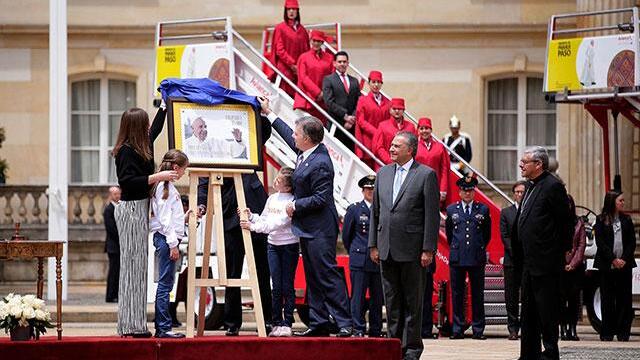Papamóviles, avión y hasta estampilla: todo listo para la visita del papa a Colombia 