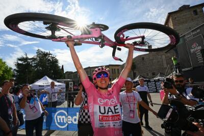 Tadej Pogacar (UAE Team Emirates), ciclista esloveno, celebra su campeonato en el Giro de Italia 2024 Tadej Pogacar (UAE Team Emirates), ciclista esloveno, celebra su campeonato en el Giro de Italia 2024