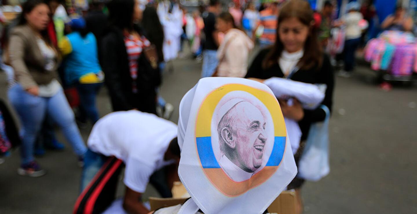 Cualquier producto con el rostro de Francisco son ofrecidos en las calles de San Victorino.