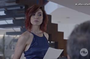 Catalina le da a Mike Rivera información confidencial para conseguir trabajo