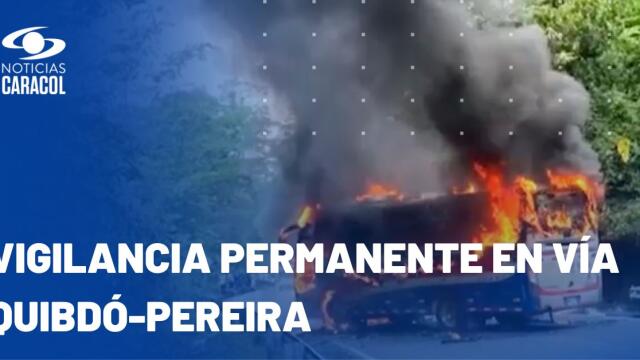 Presuntos miembros del ELN incineraron dos buses en vía Chocó-Risaralda Presuntos miembros del ELN incineraron dos buses en vía Chocó-Risaralda
