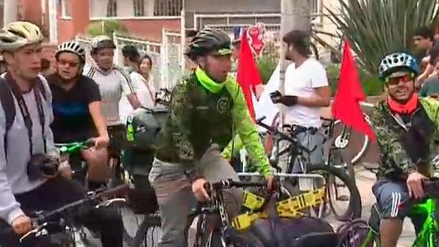 Víctimas del conflicto recorrieron en bicicleta lugares donde hubo actos violentos en Bogotá