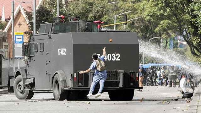Paraderos desmantelados, andenes destruidos y ventanas rotas, saldo de disturbios en U. Pedagógica Paraderos desmantelados, andenes destruidos y ventanas rotas, saldo de disturbios en U. Pedagógica