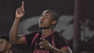 Yoshan Valois, delantero colombiano que milita en Lanús. 