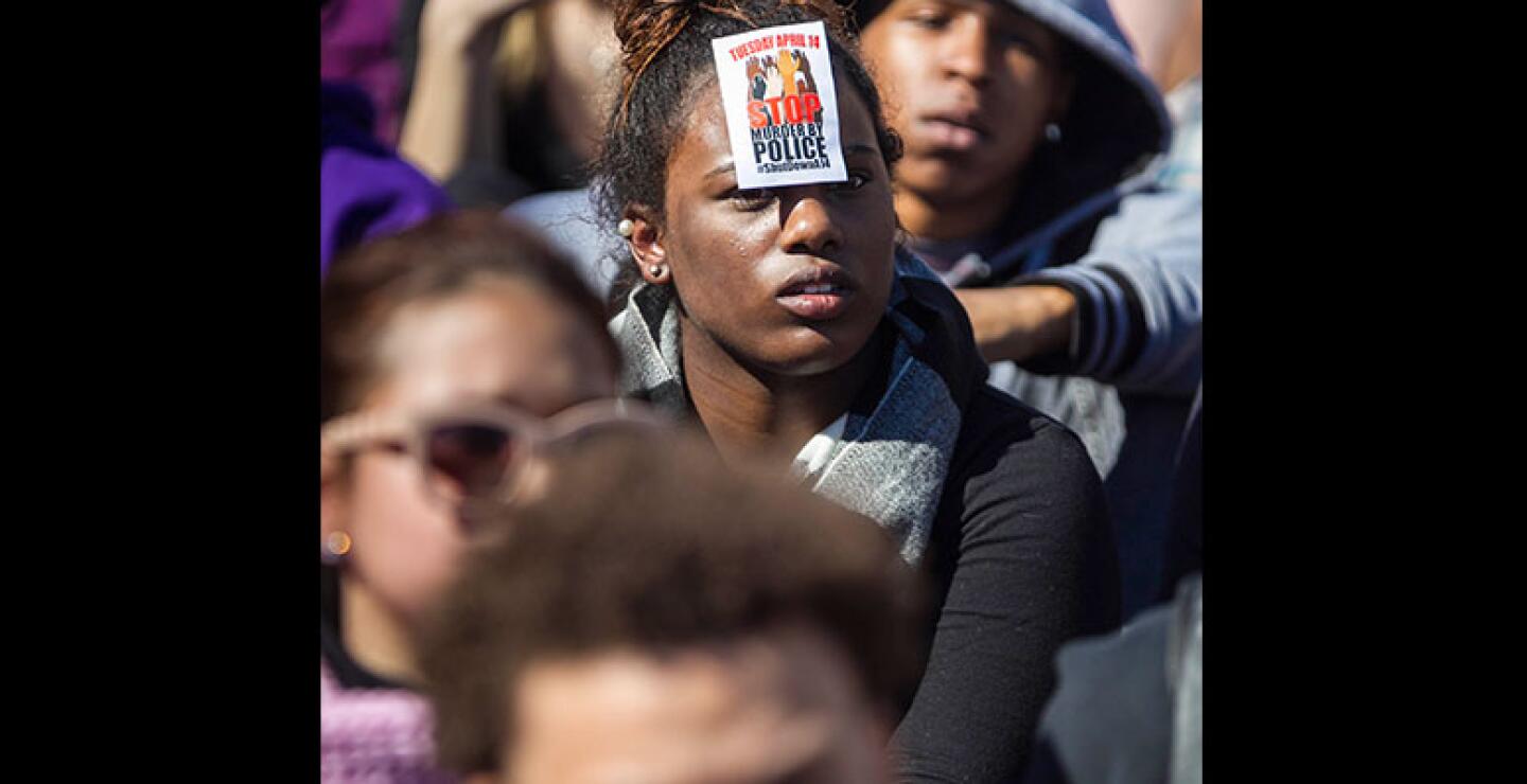Cientos de estudiantes marcharon por las calles de Madison (Wisconsin, EEUU) hasta la sede del Gobierno local, en protesta por la muerte el pasado viernes de Tony Robinson, un joven negro desarmado, por disparos hechos por un policía.