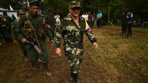 Iván Mordisco, comandante en jefe de la disidencia de las Farc-EP (en el centro), asiste a una reunión con comunidades locales en San Vicente del Caguán, departamento de Caquetá, Colombia, el 16 de abril de 2023. Iván Mordisco, comandante en jefe de la disidencia de las Farc-EP (en el centro), asiste a una reunión con comunidades locales en San Vicente del Caguán, departamento de Caquetá, Colombia, el 16 de abril de 2023.