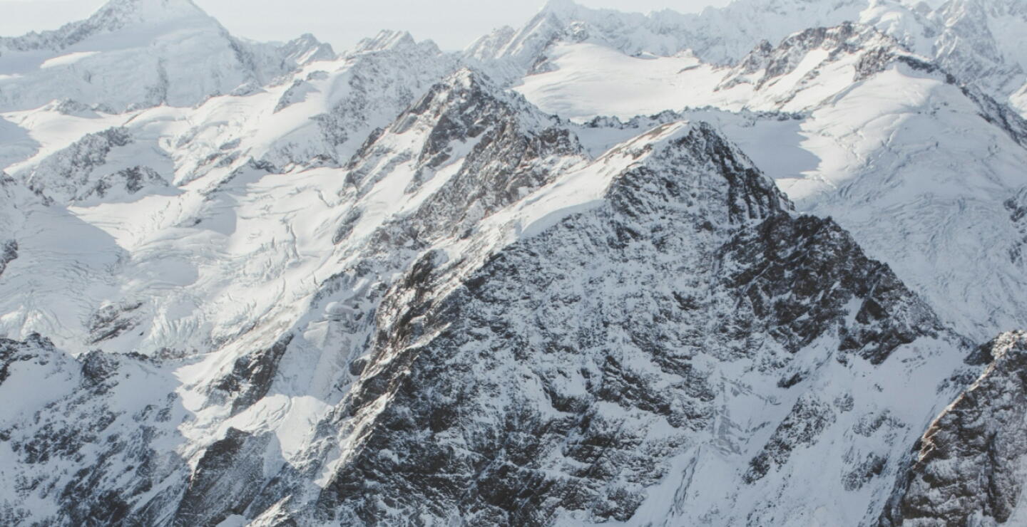 Hallan los Cuerpos de Cinco Esquiadores en un Glaciar de los Alpes Suizos tras Posible Avalancha