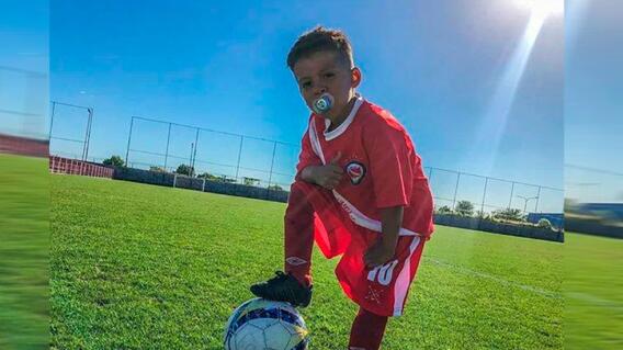 Ulises, el niño que juega fútbol con un chupo en la boca