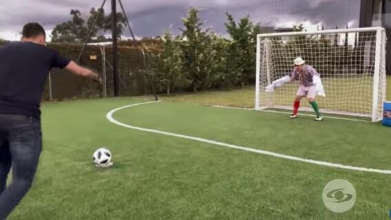 13534_La Kalle - Suso le tapó con la cara un tiro a David Ospina - Foto: YouTube/Caracol TV 13534_La Kalle - Suso le tapó con la cara un tiro a David Ospina - Foto: YouTube/Caracol TV
