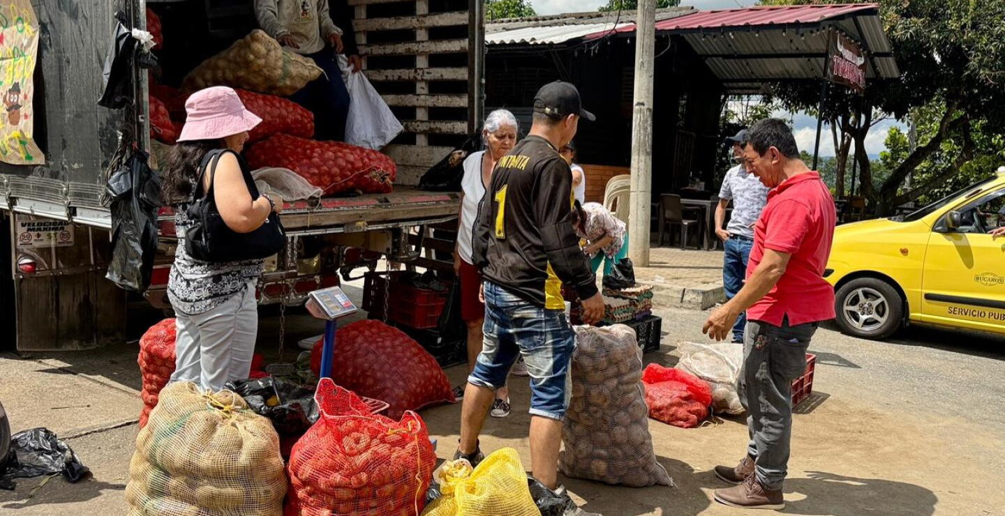 Cultivadores de papa vendieron sus productos sin intermediarios en la Ciudad. Slide1.jpg