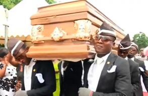 360597_Danza del ataúd en Ghana // Foto: captura video BBC