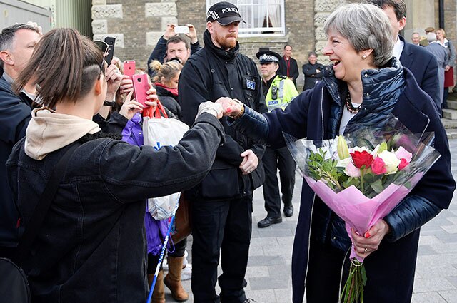 Theresa May visita lugar donde encontraron a exespía ruso y su hija envenenados